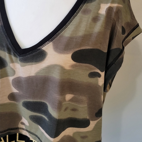 Kendall + Kylie NWOT Large Green Camo Double Layer Crop Tee - Picture 2 of 9